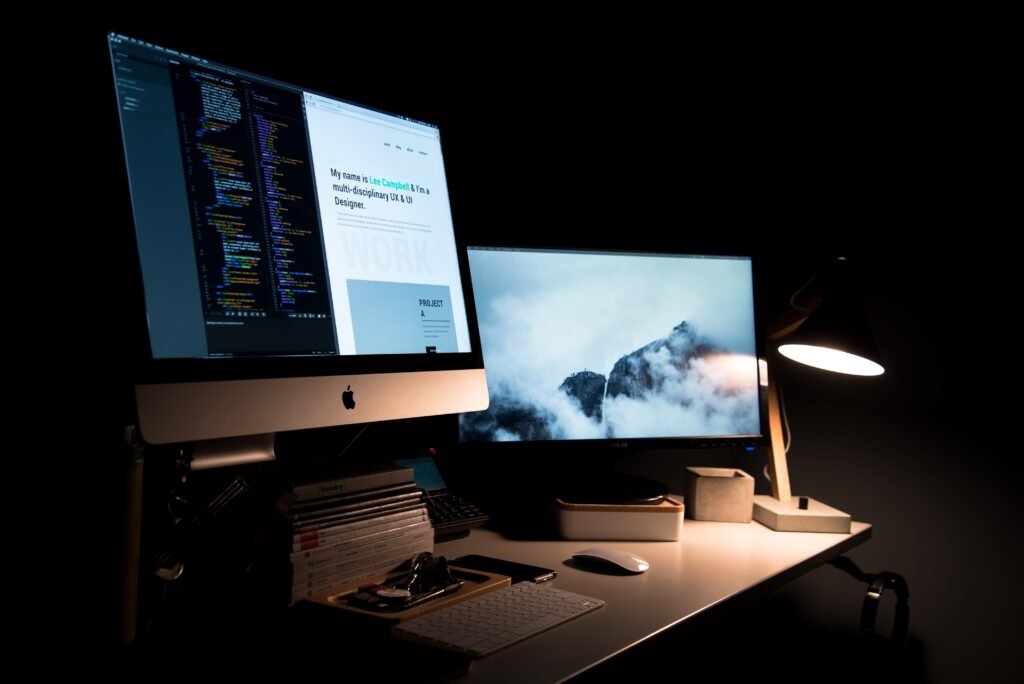 Imac Aluminum on Table